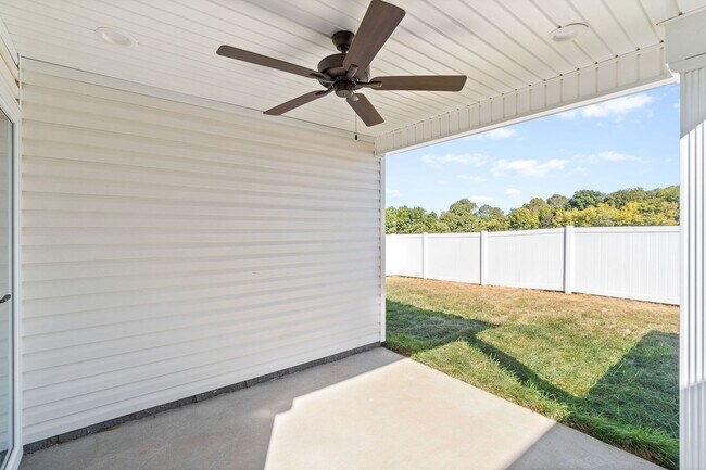 Building Photo - Fenced in Back Yard!!