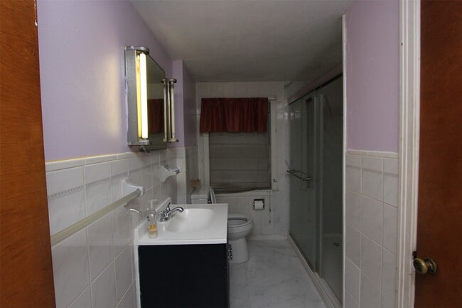 Building Photo - 701 Delano Ave