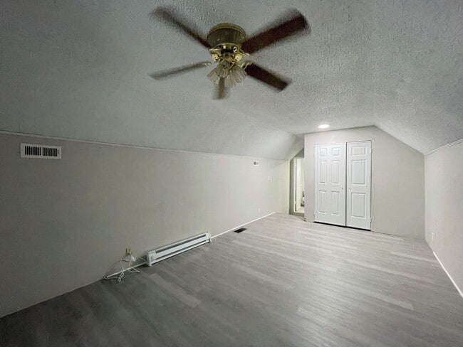 Building Photo - Large 3 bedroom home