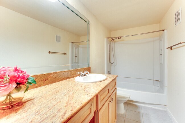 Building Photo - 2255 Braeswood Park Dr