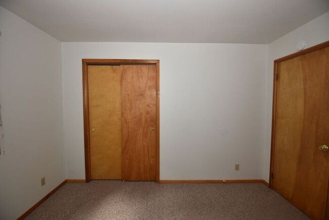 Building Photo - Mishawaka- 3 bedroom Country living near t...