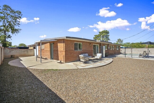 Building Photo - 4909 E Bermuda St