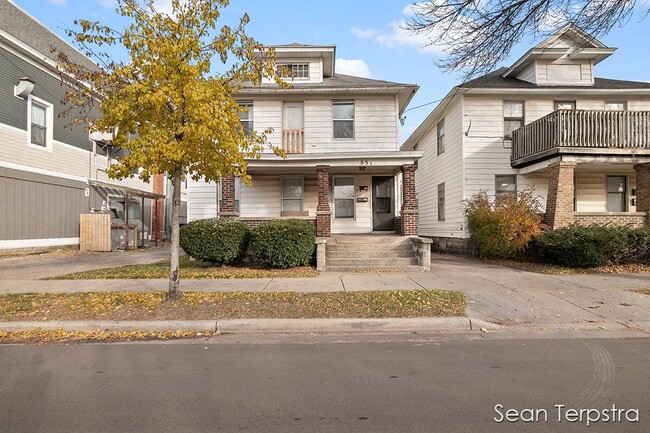 Building Photo - 951 Fulton St W