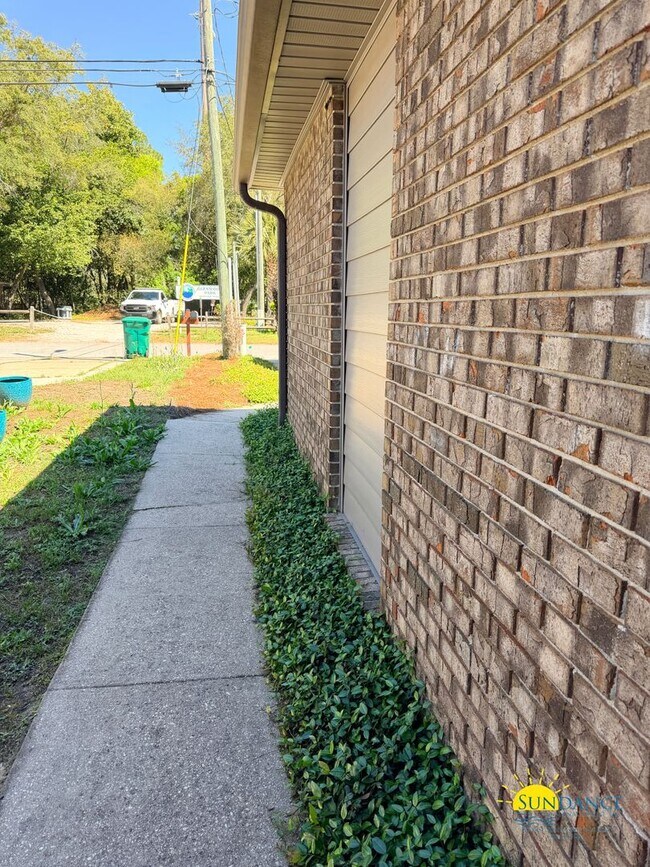 Building Photo - Charming 2BR townhome just steps from beautiful Cinco Bayou in Fort Walton Beach!