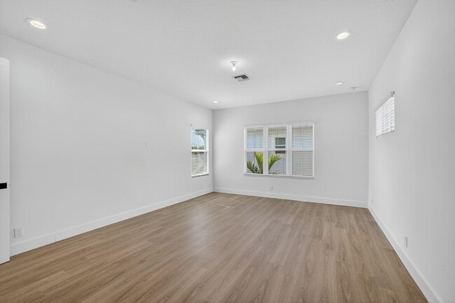 Building Photo - 9288 Crestview Cir