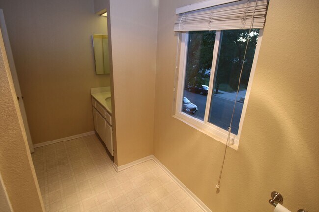 Building Photo - Refurbished Cape Cod Townhome – 2 Master B...