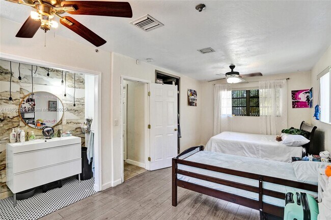 Building Photo - 9910 Bahama Dr