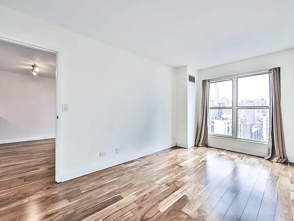 Building Photo - 1212 N La Salle Dr