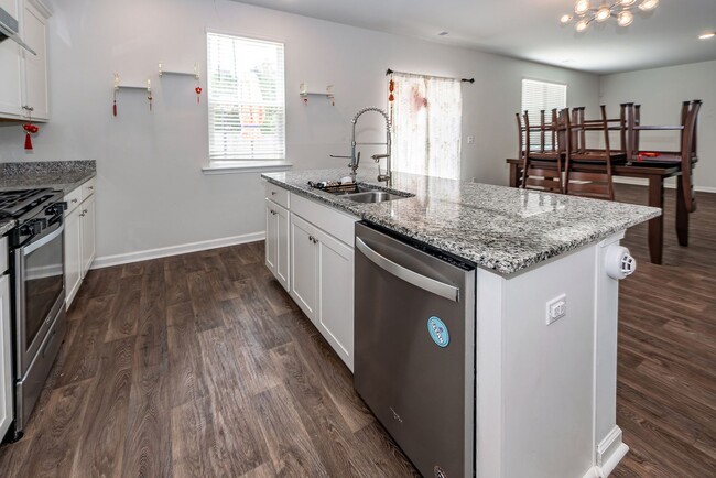 Building Photo - 4 Bedroom 2.5 Bath Home in Cane Bay Planta...