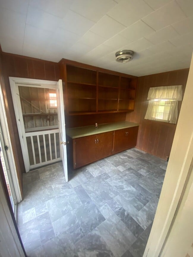 Building Photo - Nice 2 bedroom 1 bathroom home very close ...