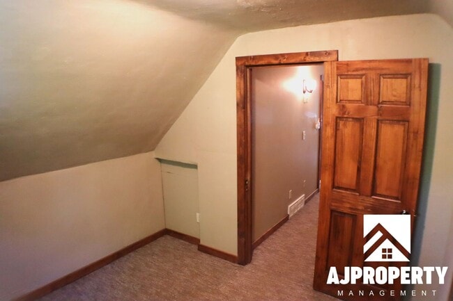 Building Photo - 1305 S Norton Ave