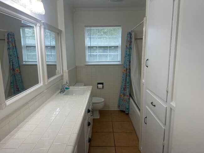 Building Photo - 2213 Suanne Dr