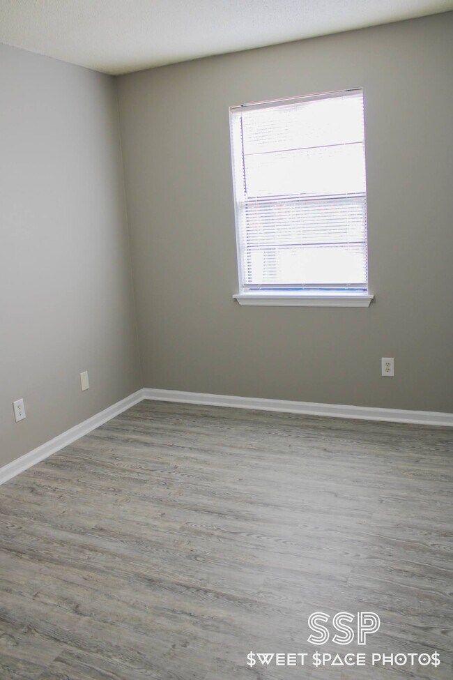 Building Photo - Travis