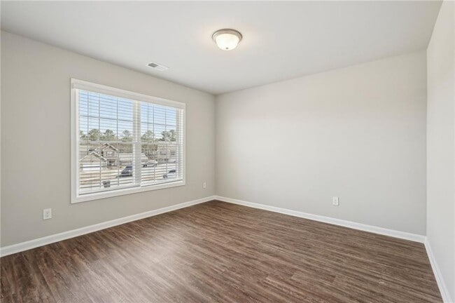 Building Photo - 516 College Dr