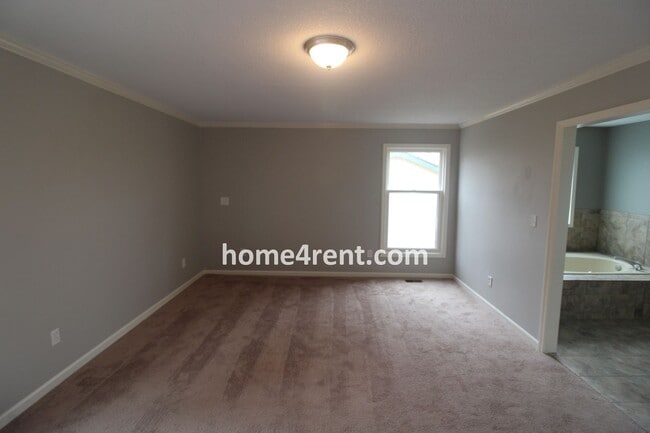 Building Photo - Gorgeous Lake Home w/ Beautiful Walking Tr...