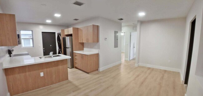 Building Photo - Samuel Duplex