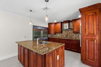 Building Photo - 4610 Pine Tree Dr