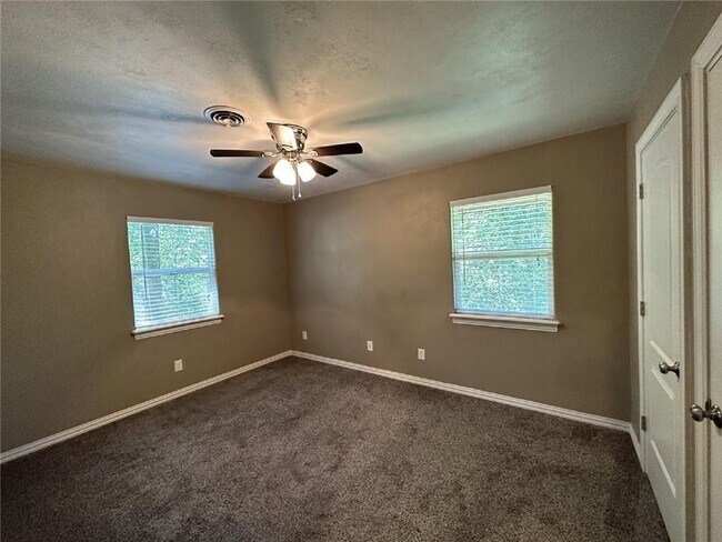 Building Photo - 35 Gore Ln