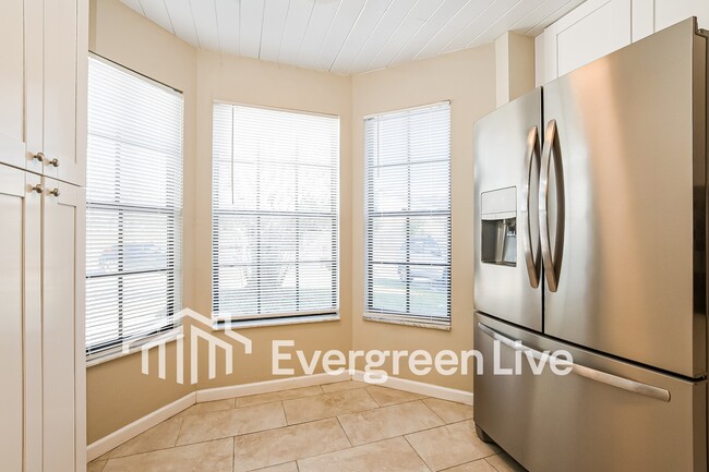 Building Photo - 1946 Larkwood Dr