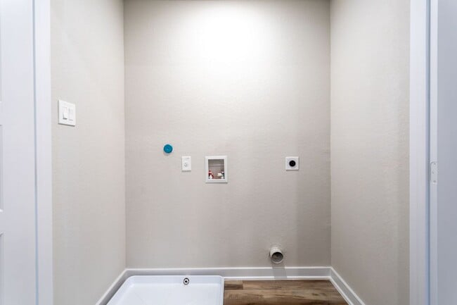 Building Photo - Move-In Ready 3BR with Private Yard & Modern Upgrades – Won’t Last!