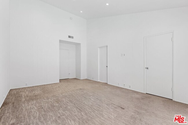 Building Photo - 6441 Tahoe Dr
