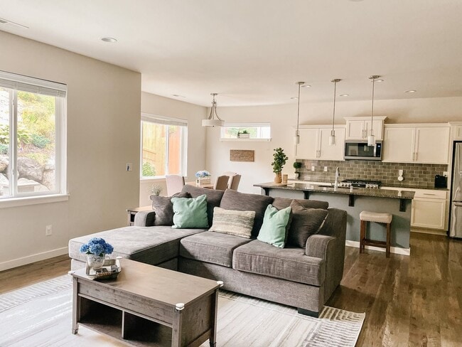 Building Photo - 4 Bedroom Home in Silverdale's Woodbridge Crossing!