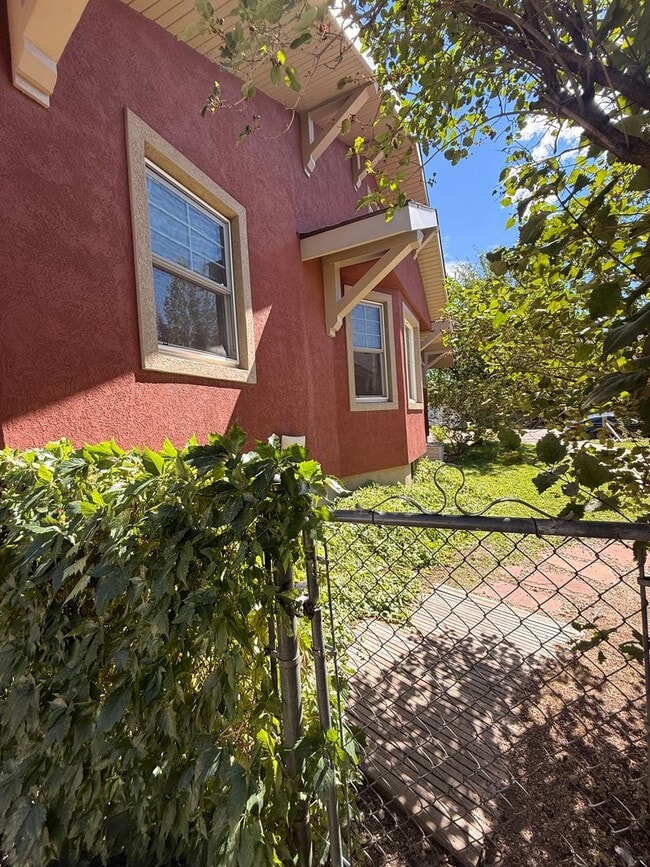 Building Photo - 609 E Garfield St