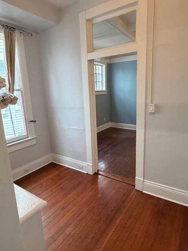 Building Photo - 2BD/1BA unit w/ big front porch, off street parking, and w/d!