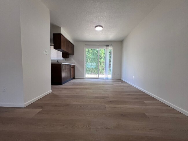 Building Photo - 1106 SW Fox Ct