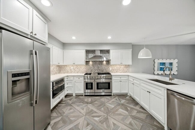 Building Photo - 7018 Blackwood Dr