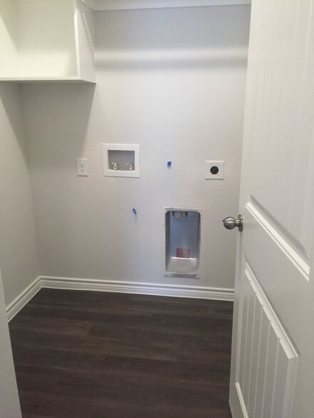 Laundry Room - 3103 Quail St