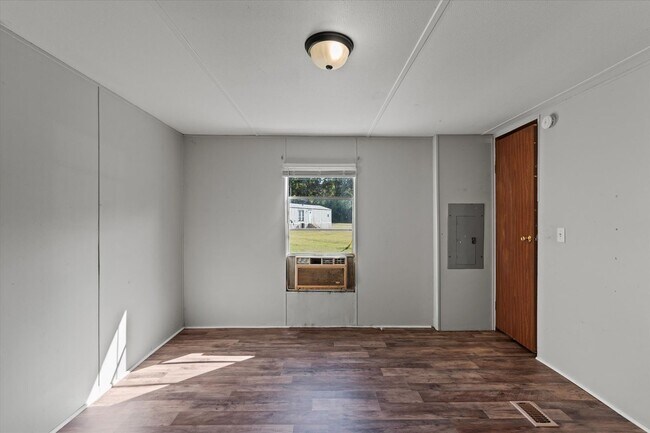 Building Photo - Updated 2BR/1BA Trailer in Muscle Shoals –...