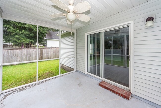 Building Photo - 4 Bedroom, 2 Bathroom Home in Park Hill Pl...