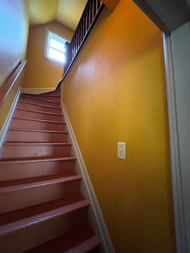 Building Photo - Lovely Furnished Home Available September ...