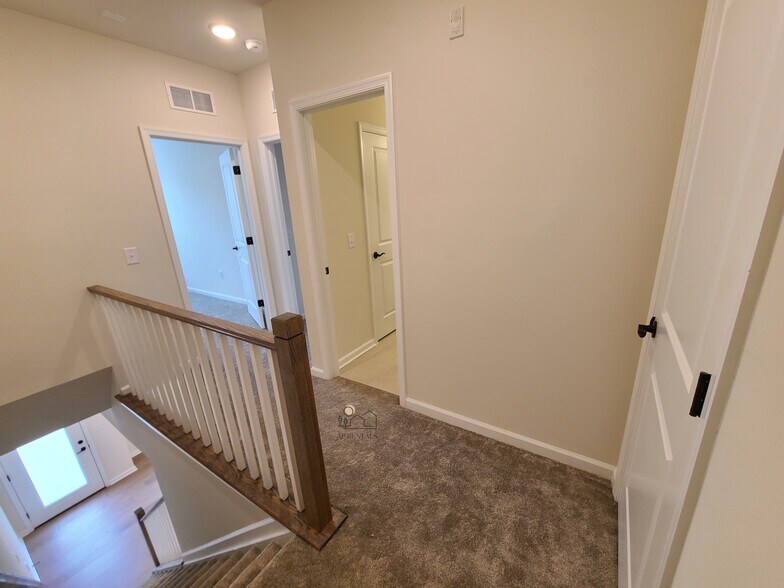 Building Photo - 622 Sadie Cir