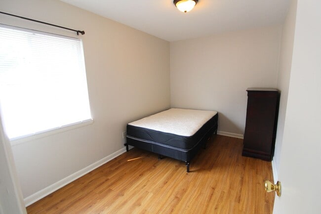 Building Photo - 1420 Bradley Dr
