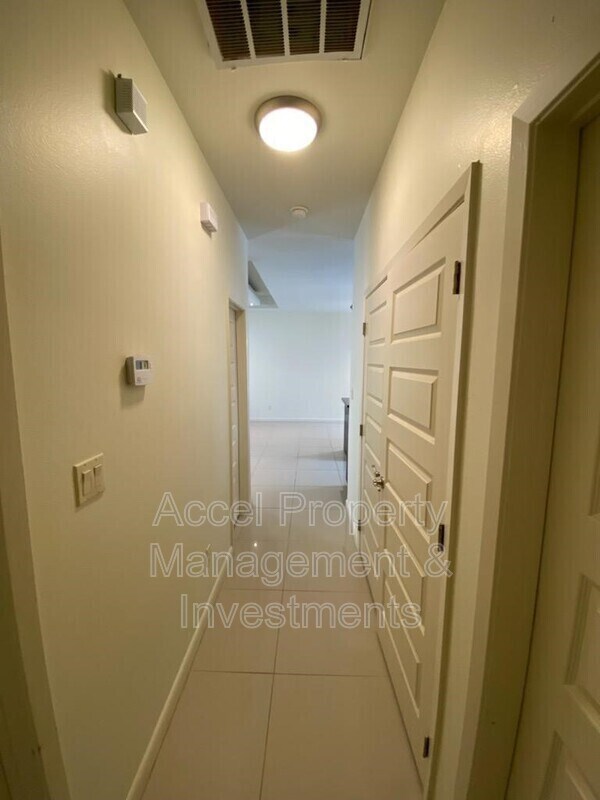 Building Photo - 1715 W Smith Dr