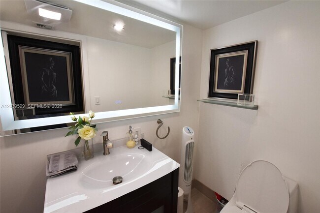 Building Photo - 540 Brickell Key Dr