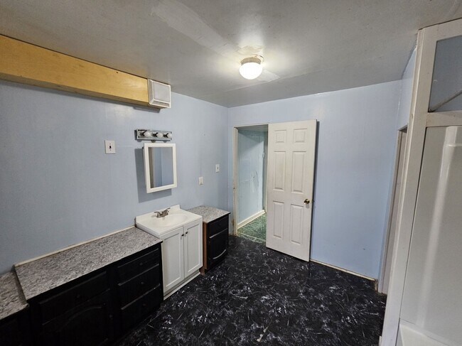 Building Photo - 644 N Howard St