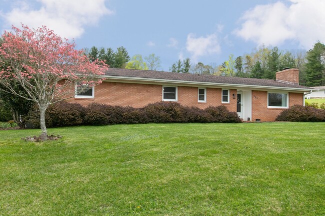 Building Photo - 3BR/2BA Home with Detached Garage – Fletch...