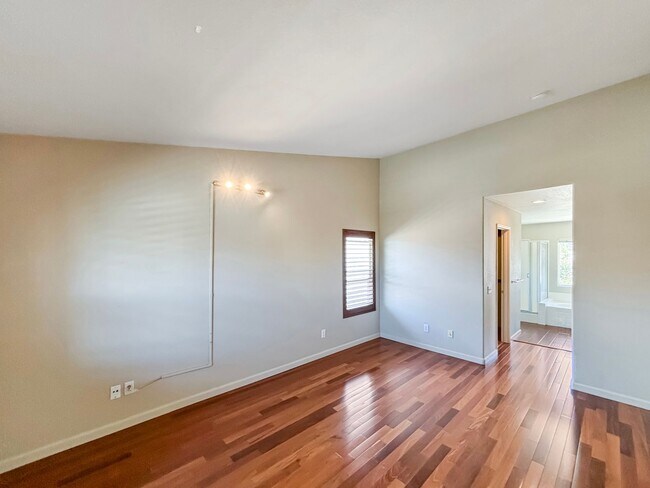 Building Photo - Beautiful 4BD/2.5BA House in Eastlake W/ O...