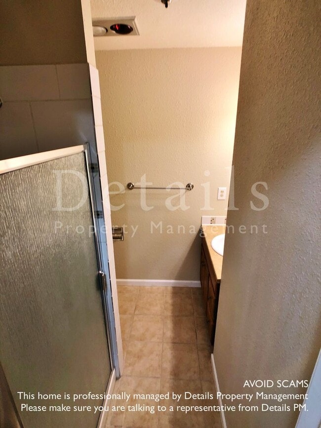 Building Photo - Nicely Updated Condo with 1 BR + Loft, 2.5...