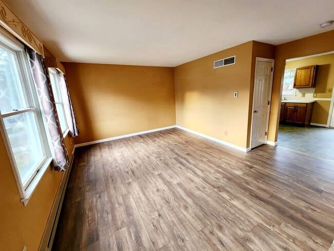 Building Photo - 3 Bedroom 1.5 Bath Available in Elizabethtown!