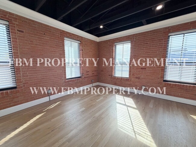 Building Photo - Ennis &amp; Dallas (Lofts) / 3SM Group - NF