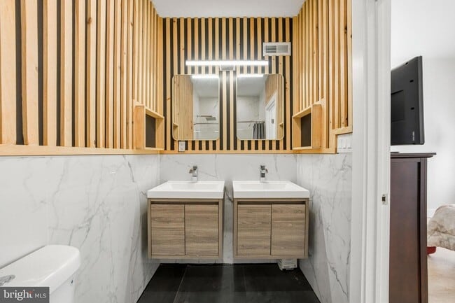 Building Photo - 268 W Duncannon Ave