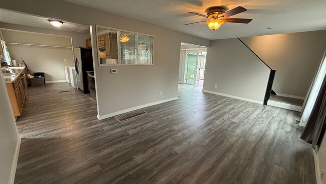 Building Photo - Spacious 3 bed 1 bath, big yard, pets ok, see walkthrough video