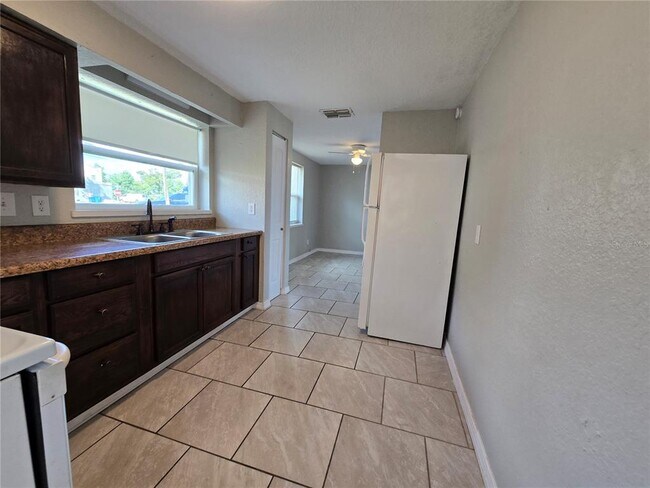 Building Photo - 246 W Bay Ave