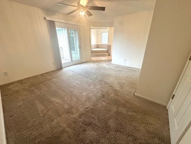 Building Photo - 4 bedroom, 2 1/2 bath