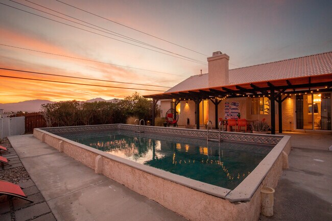 Building Photo - Hilltop Hideaway