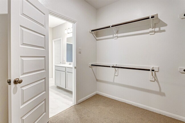 Building Photo - 2165 Woodland Pine Dr